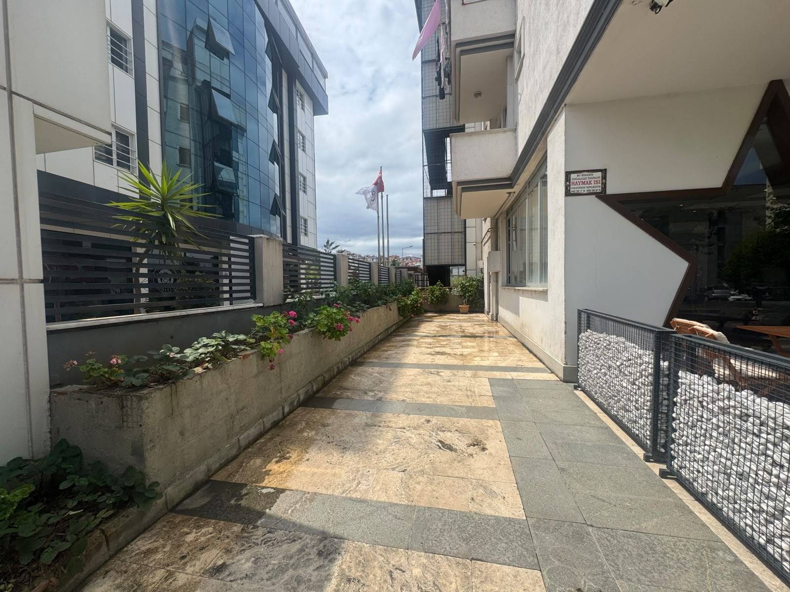 SÖĞÜTLÜ DE CUMHURİYET BULVARINDA KİRALIK DAİRE